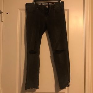 Distressed skinny jeans